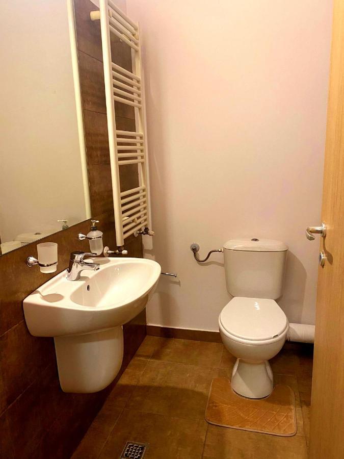 Bellagio - Cozy Apartment With Free Gym Bukares Bagian luar foto