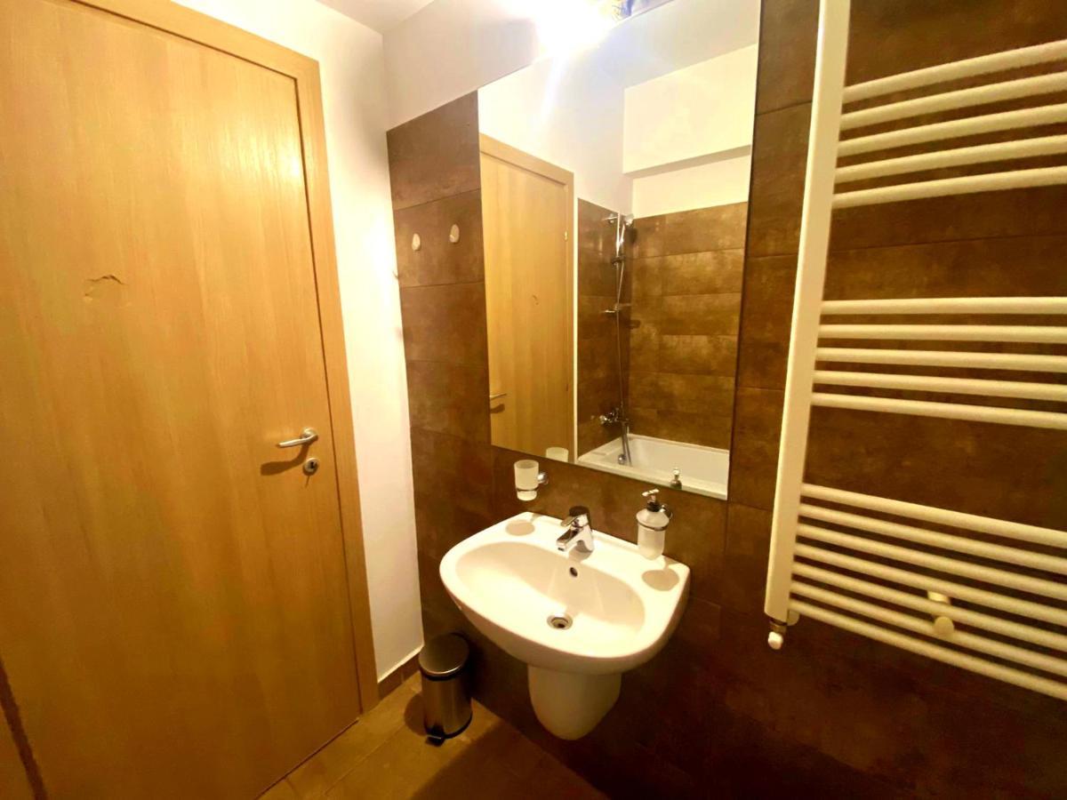 Bellagio - Cozy Apartment With Free Gym Bukares Bagian luar foto